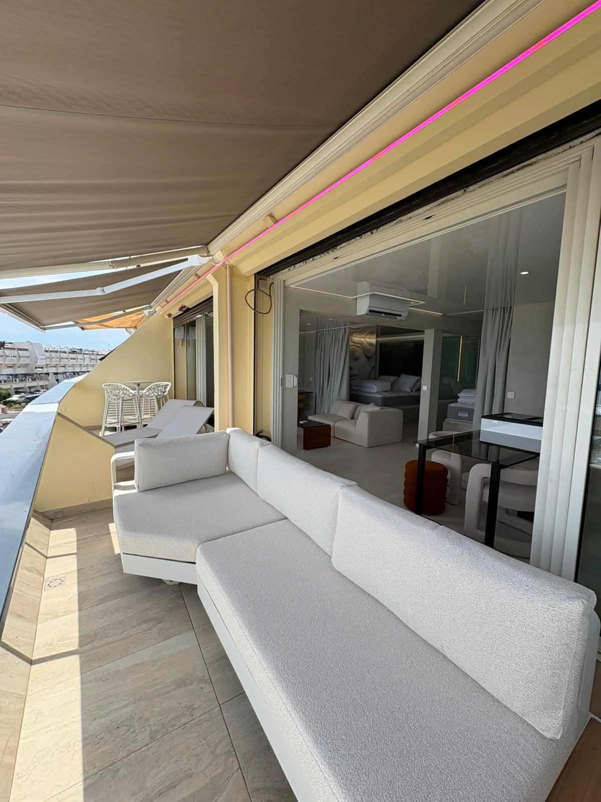 Grande terrasse avec banquette d'extérieur, store banne et vue dégagée
